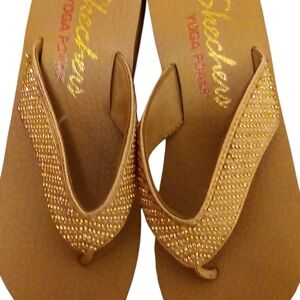 Skechers - NWT - Yoga Foam, Women's Size 7, Thong Style Sandals, Tan, Rhinestone